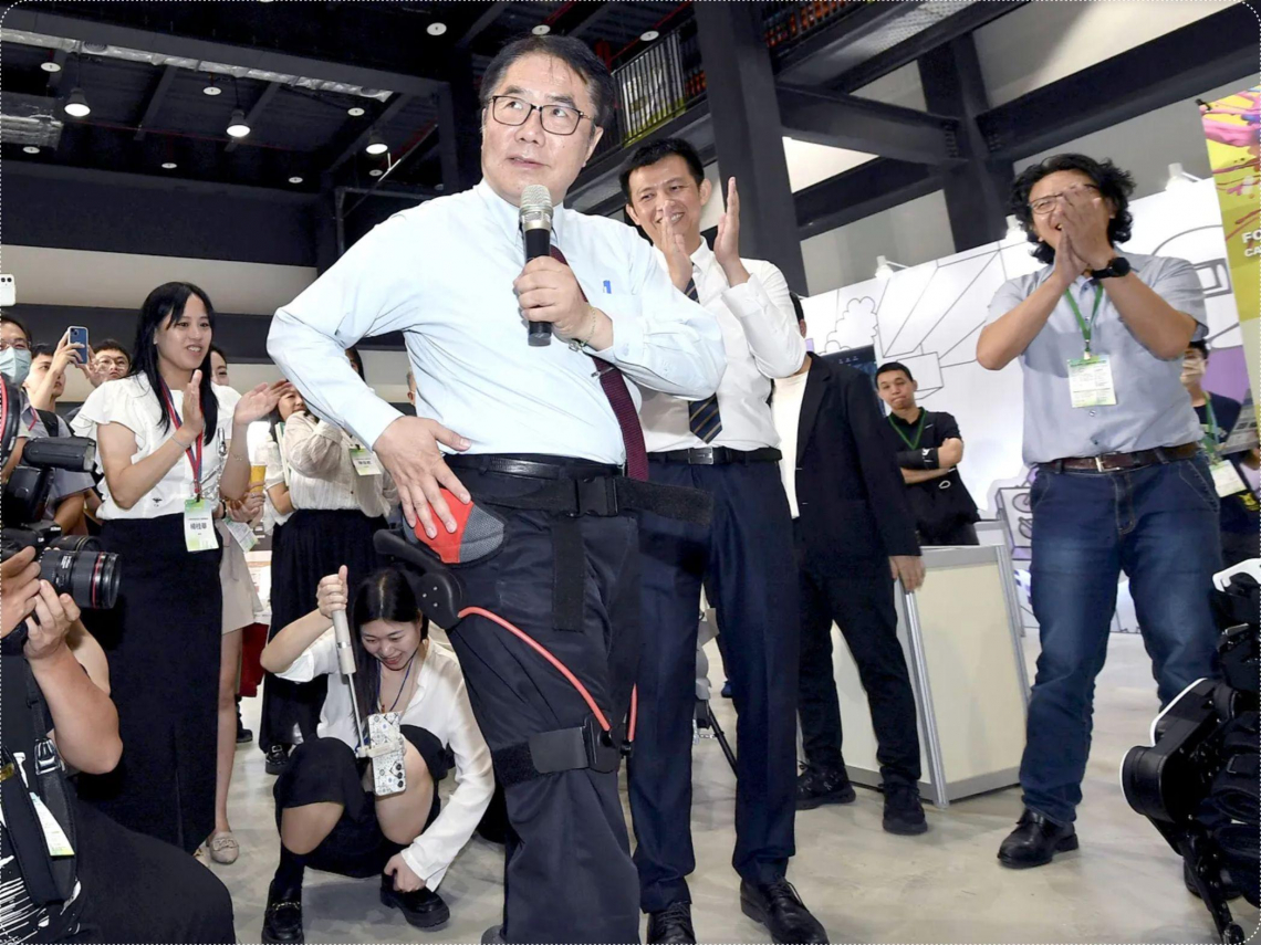 曾被判終生癱瘓，靠「它」站起來了！福寶外骨骼機器人站穩日本，黃偉哲試穿：能讓長者老有所依